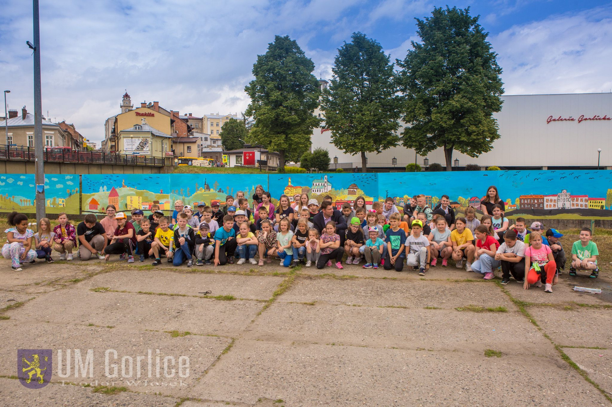 Dzieci malują panoramę Gorlic na wałach rzeki Ropy.