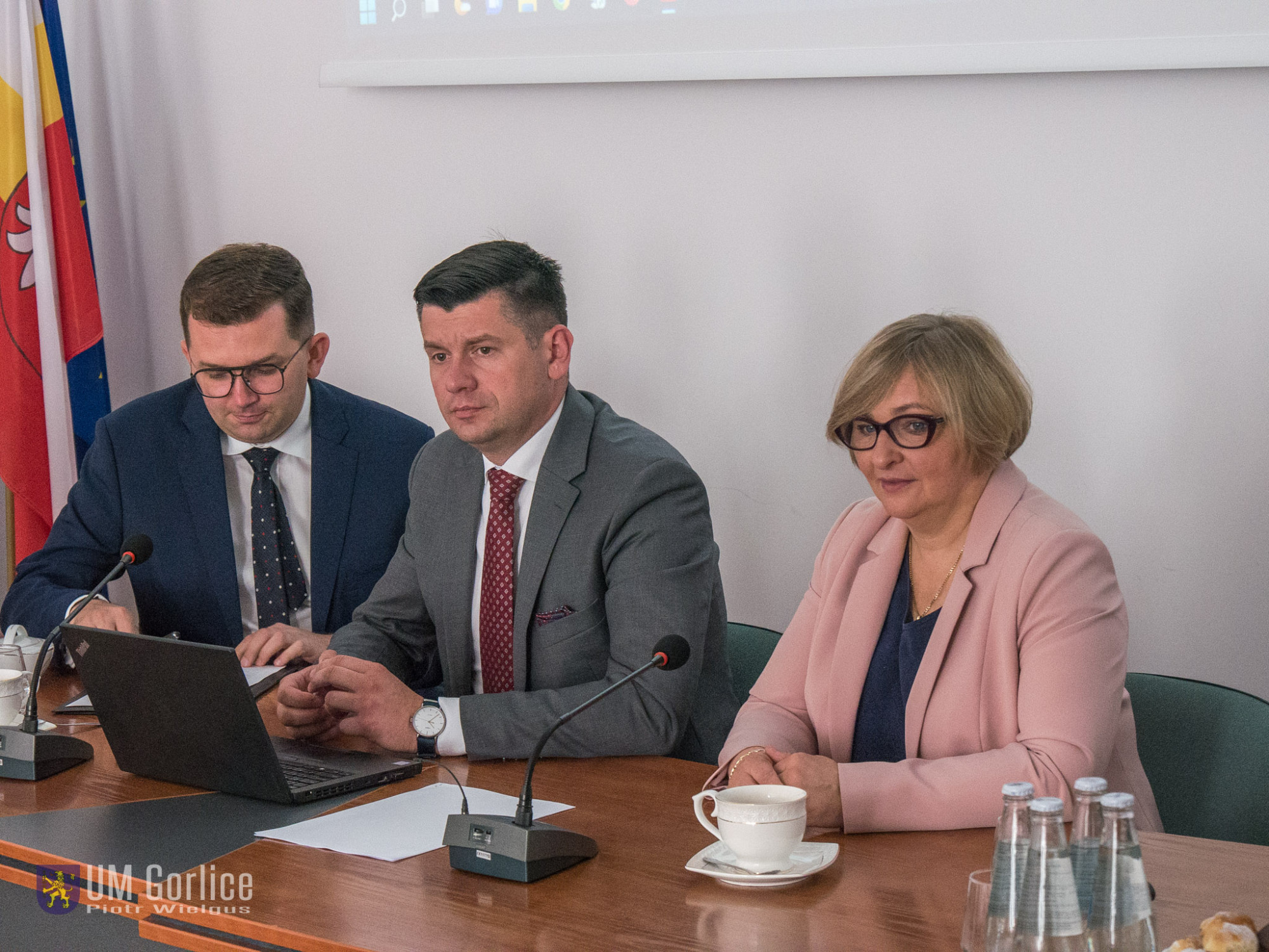 Poseł Barbara Bartuś, Wojewoda Małopolski i Wicemarszałek przy stole prezydialnym.