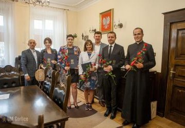 Burmistrz wręczył awanse zawodowe dla nauczycieli
