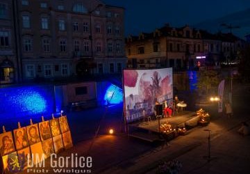 Narodowe Czytanie przy świetle lamp naftowych