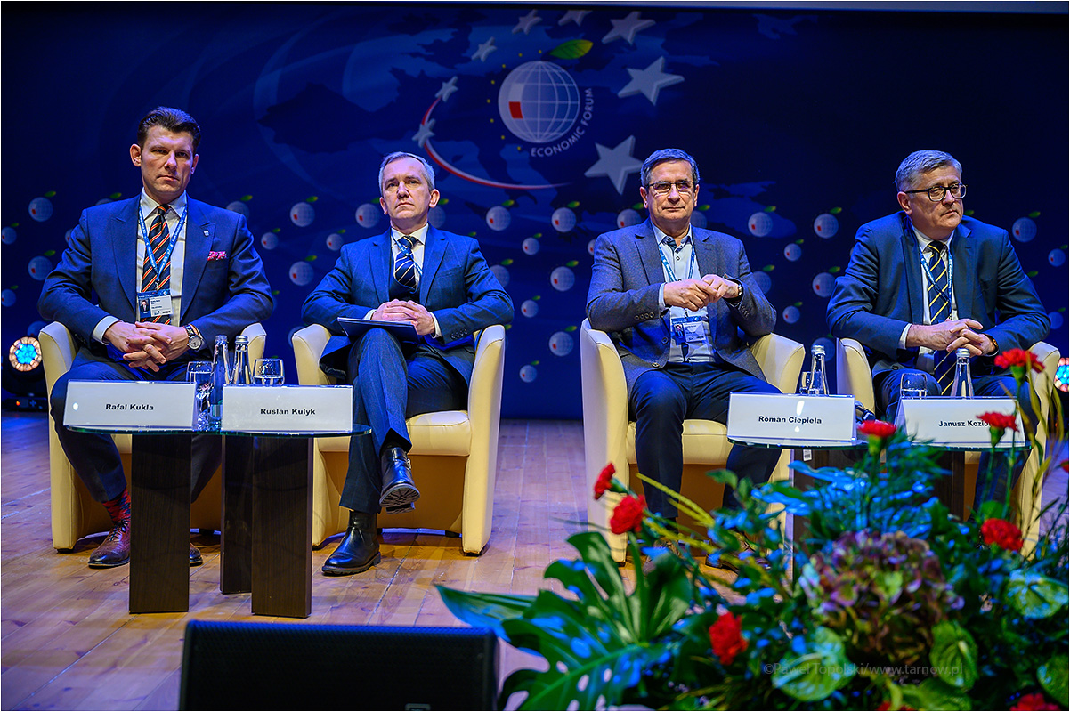 Paneliści na scenie podczas forum gospodarczego.