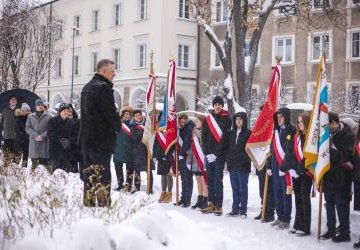 Uroczystość pod pomnikiem