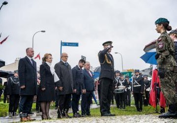 złożenie wieńca z okazji Święta Konstytucji 3 Maja przez przedstawicieli władz samorządowych