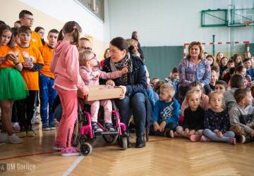 Zosia Ciślak z mamą, Agnieszką Ciślak na podsumowaniu akcji w Szkole Podstawowej w Stróżówce