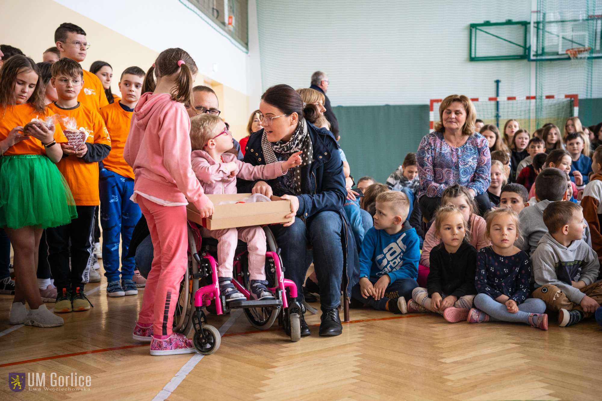 Zosia Ciślak z mamą, Agnieszką Ciślak na podsumowaniu akcji w Szkole Podstawowej w Stróżówce
