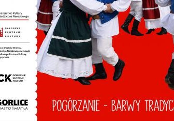 Baner informujący o dofinansowaniu, tańczący Pogórzanie na czerwonym tle.
