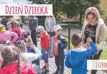 Uśmiechnięte dzieci - na pierwszym planie napis: Dzień Dziecka.