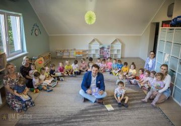 Burmistrz Rafał Kukla z przedszkolakami