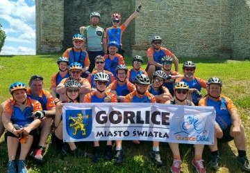 Grupa GorliceBike z flagą Gorlice Miasto Światła.