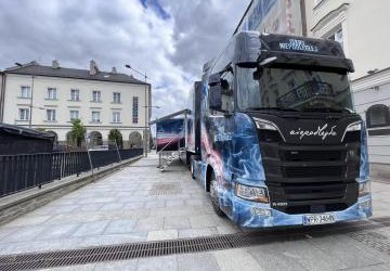 Samochód ciężarowy zaparkowany przed gorlickim Ratuszem.