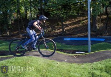 Rowerzysta na pumptracku.