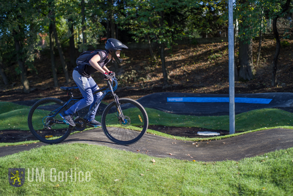 Rowerzysta na pumptracku.