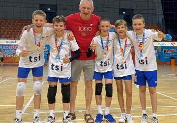 GKPS Gorlice z trenerem Tomaszem Chmurą podczas Wielkiego Finału XXIX Ogólnopolskich Mistrzostw Minisiatkówki im. Marka Kisiela o „Puchar Kinder Joy of Moving”