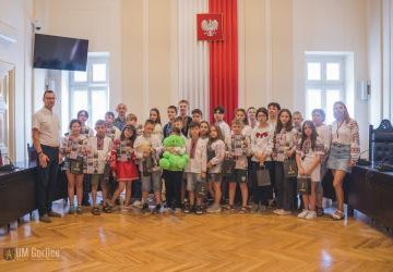 Wspólne zdjęcie dzieci z Kałusza w ratuszu