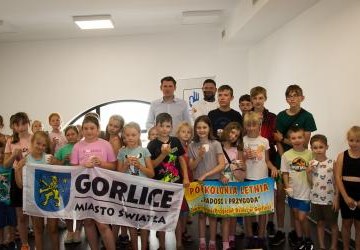 Uczestnicy półkolonii robią sobie zdjęcie z burmistrzem Kuklą.