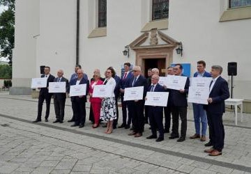 uczestnicy spotkania z promesami