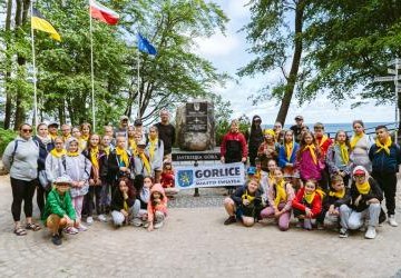 Dzieci wypoczywające na kolonii z flagą Gorlic.