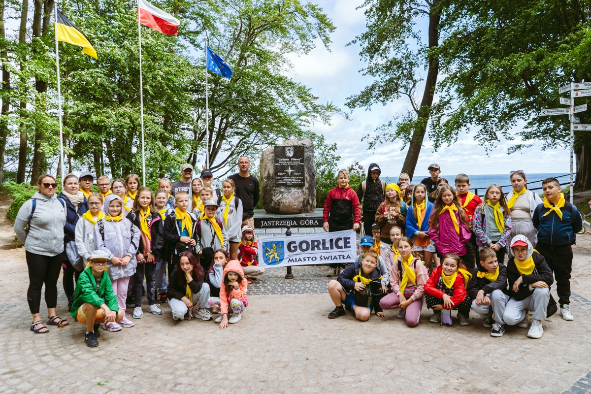 Dzieci wypoczywające na kolonii z flagą Gorlic.