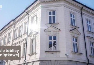 Odsłonięcie tablicy upamiętniającej działalność edukacyjną oraz patronkę byłej Szkoły Podstawowej nr 2