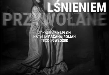 Plakat zapraszajacy na wystawę fotografii.