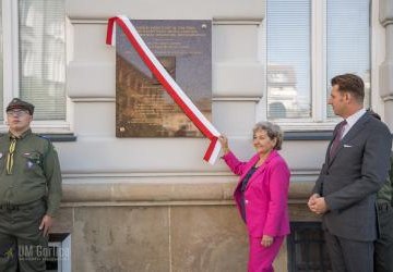 Odsłonięcie tablicy upamiętniająca działalność edukacyjną oraz patronkę byłej Szkoły Podstawowej nr 2 – Urszulę Gruszczyńską-Hermachową, przez Panią Halinę Zajdel oraz burmistrza Rafała Kuklę