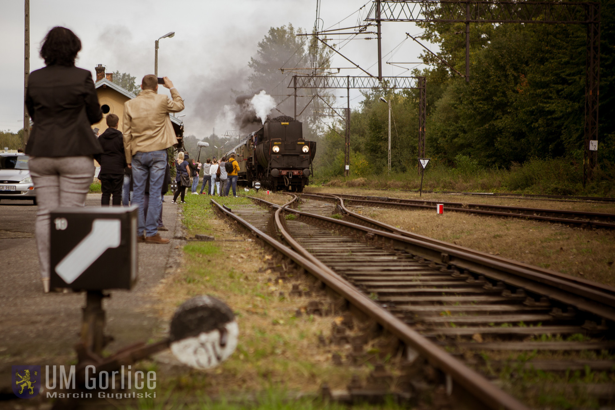 pociąg retro wjeżdżający na stację w Gorlicach