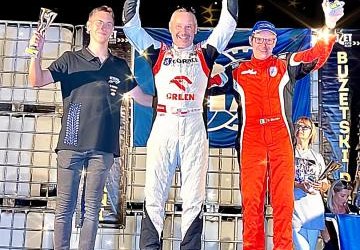 Maciej Serafin na podium.