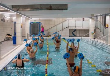 Zajęcia aqua aerobiku dla seniorów na gorlickim basenie