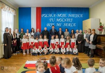 uczestnicy spotkania z okazji Święta Niepodległości i 125 lecia Feslicjanek w Gorlicach