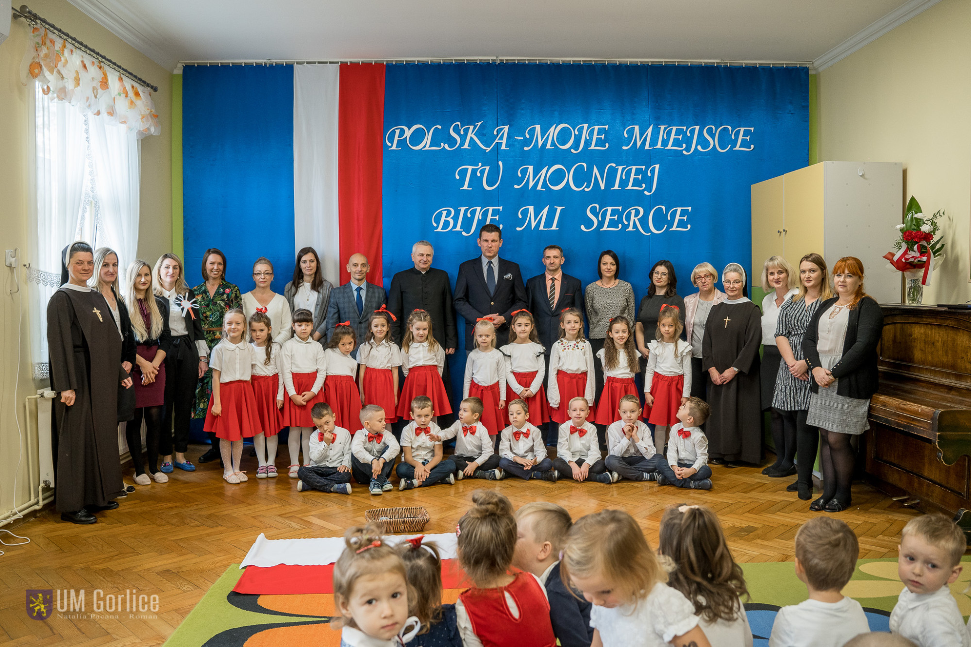 uczestnicy spotkania z okazji Święta Niepodległości i 125 lecia Feslicjanek w Gorlicach
