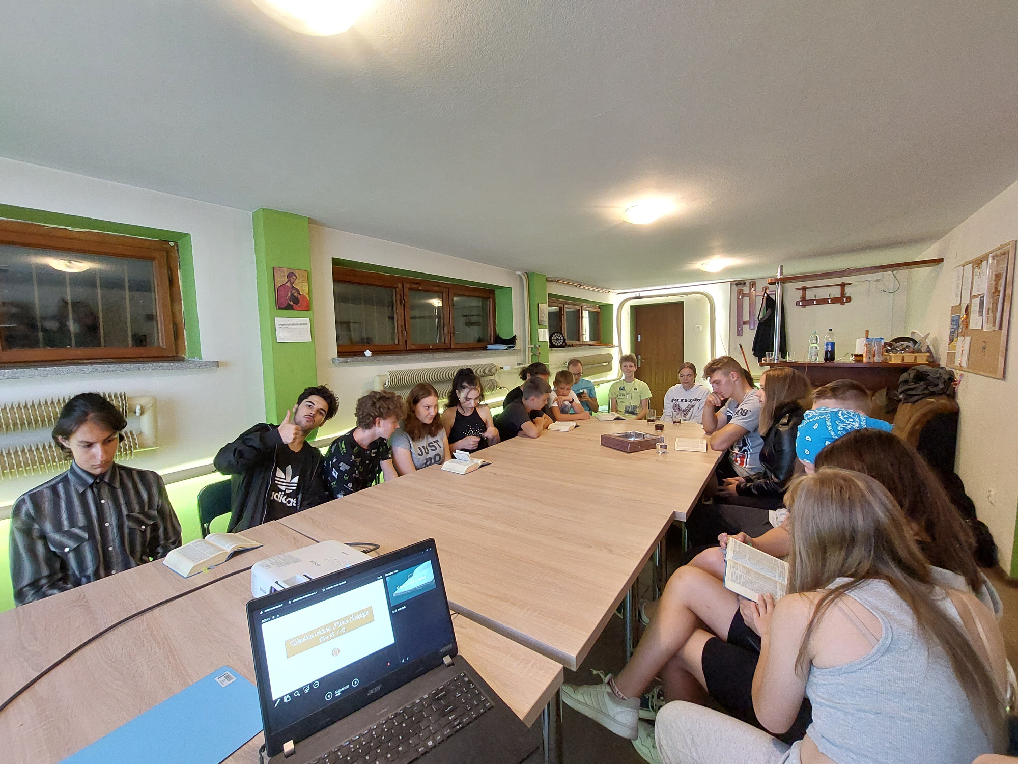 Młodzież z parafii w Gliniku podczas spotkania w ramach realizacji  zadania publicznego pt. „Chrońmy młodość”.