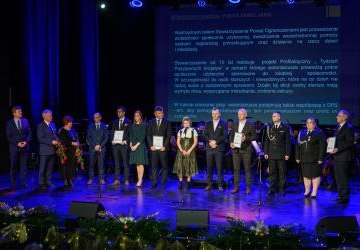 Nagrodzeni na scenie.