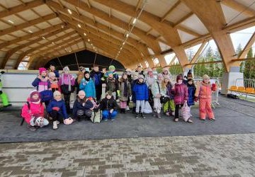 Grupowe zdjęcie dzieci na lodowisku w Gorlicach