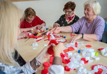 „Gorlice – historia światłem malowana” – kotyliony od gorlickich seniorów