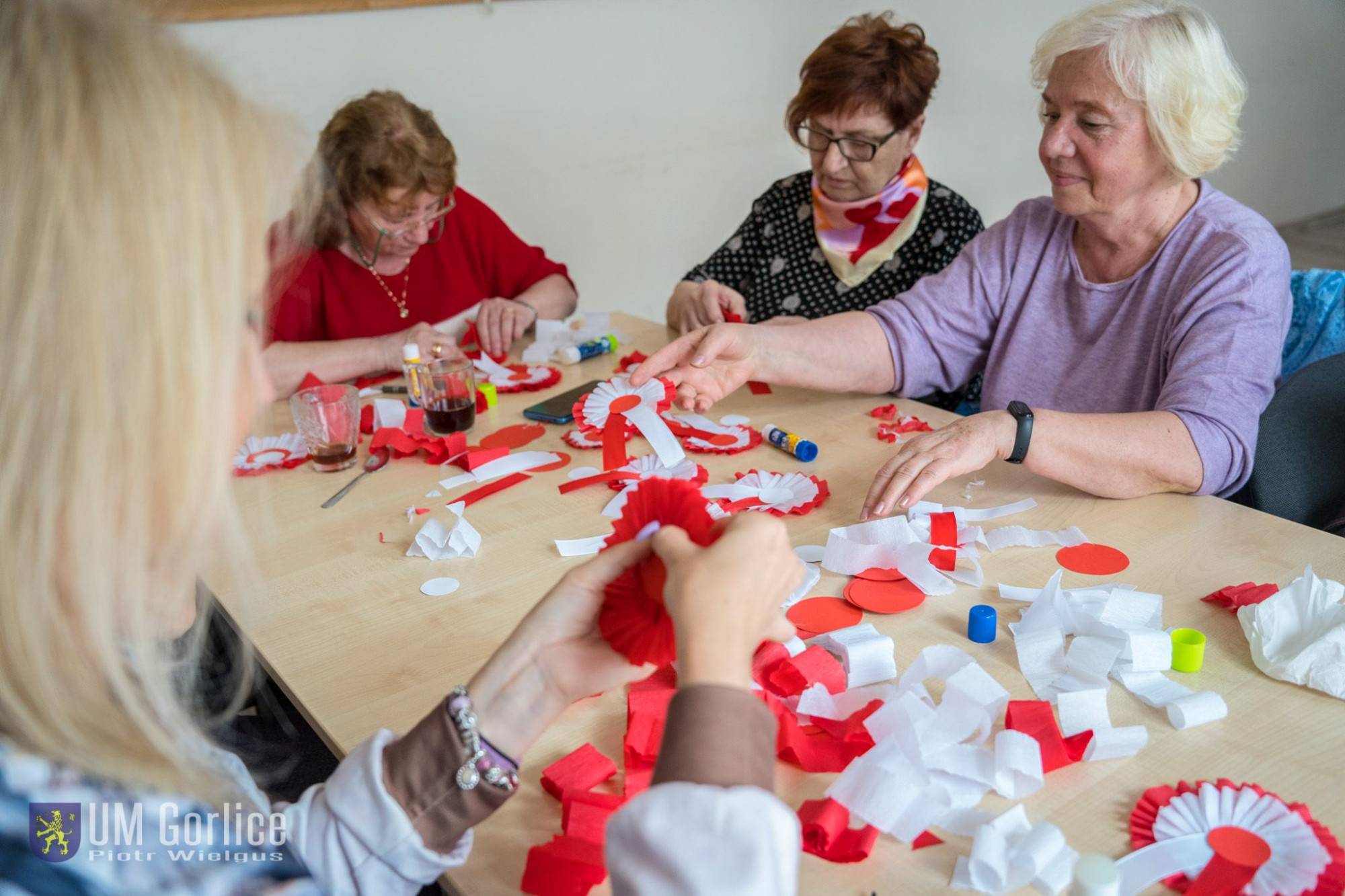 „Gorlice – historia światłem malowana” – kotyliony od gorlickich seniorów