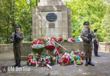 wiązanki pod Krzyżem Centralnym na Cemnatzru nr 91 w Gorlicach