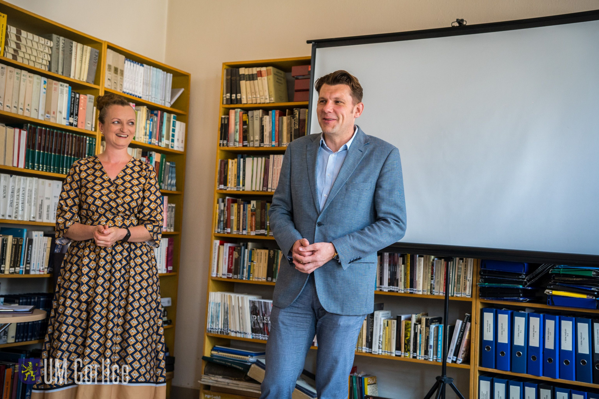 Burmistrz i dyrektor biblioteki.