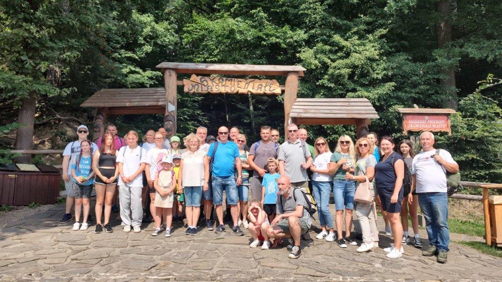Uczestnicy wyjazdu z okazji Dnia Rodziny w Skamieniałnym Mieście w Cięzkowicach