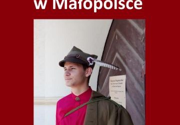 Plakat zapraszający na wydarzenie. Sokolnik na czerwonym tle.