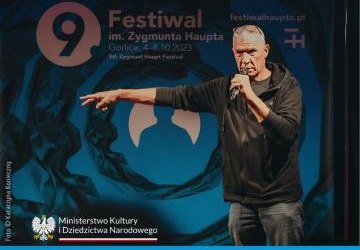 baner z napisem Festiwal Haupta, na pierwszym planie Andrzej Stasiuk