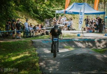 Rowerzysta na pumptracku.