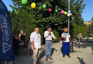 Od lewej: Prezes Spółdzielni Mieszkaniowej Osiedle Młodych, Burmistrz Rafał Kukla, Miś - maskotka GKS Glinik Gorlice