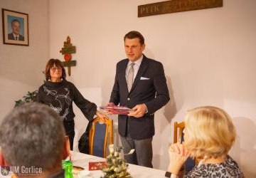 Burmistrz wręcza kalendarz Prezes PTTK.