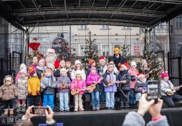 Warsztaty ukulele na scenie.