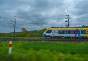 Pociąg Kolei Małopolskich w trakcie jazdy.