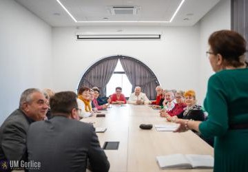 Członkowie Rady Seniorów podczas obrad.