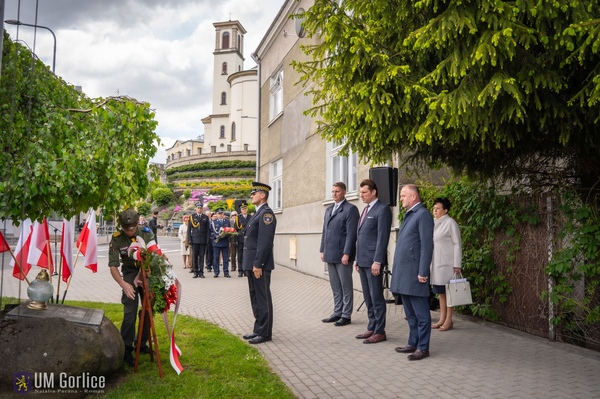 Burmistrz składa wiązankę pod pomnikiem.