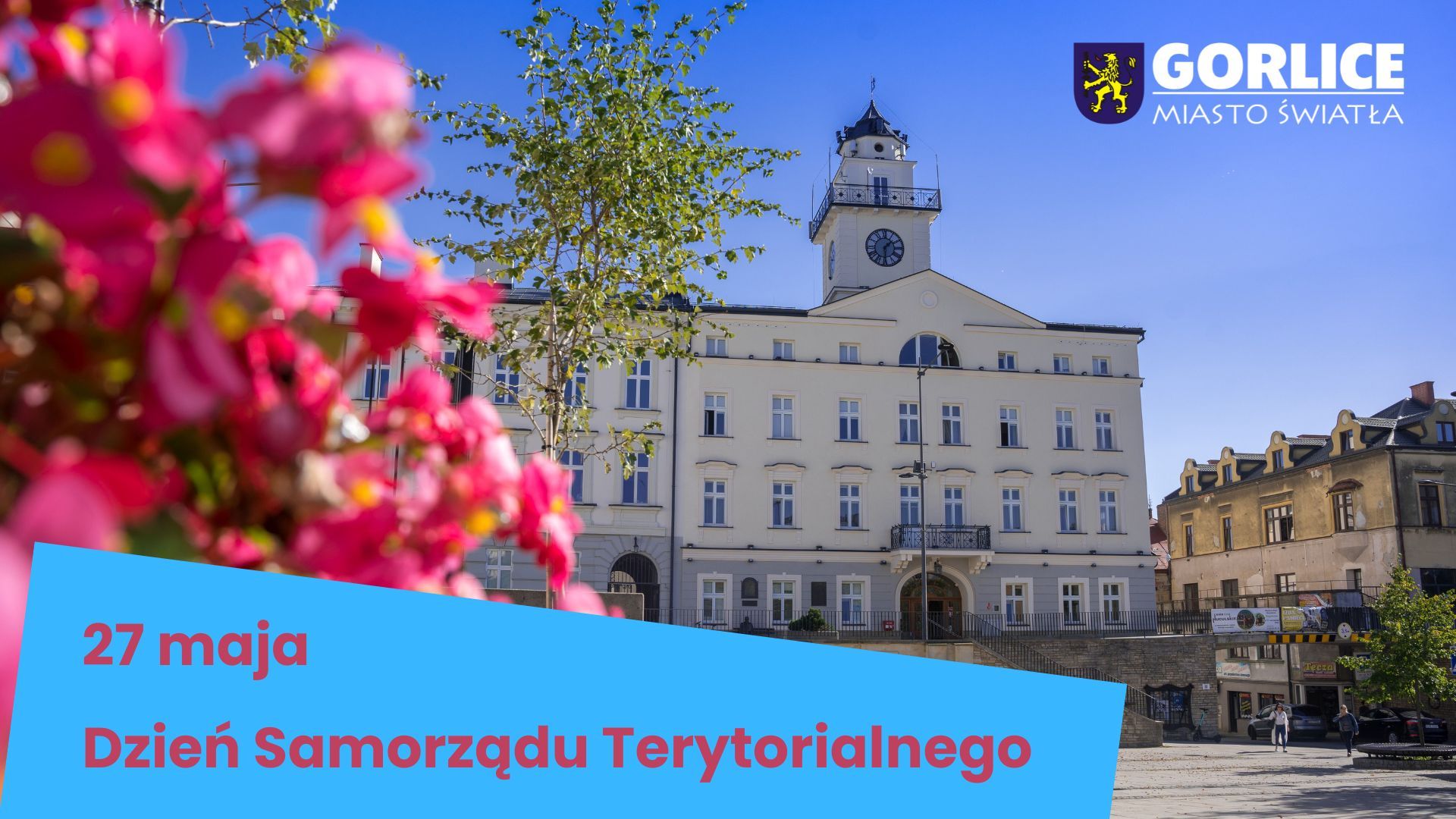 Gorlicki Ratusz i napis Dzień Samorządu Terytorialnego.