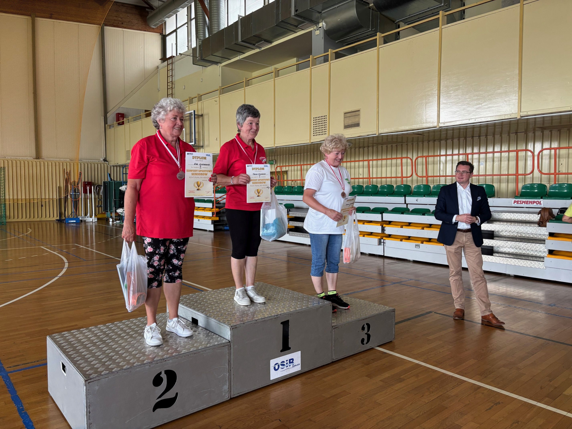 Uczestnicy spartakiady na podium - odbierają nagrody.