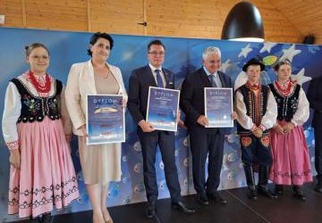 Zastępca Burmistrza Miasta Gorlice wraz z innymi laureatami na scenie podczas Oceny Aktywności Gmin Subregionu Sądeckiego